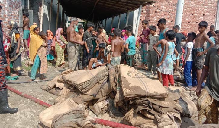 বগুড়ায় বস্তার গোডাউনে আগুন