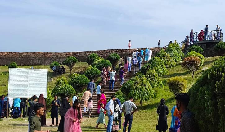 ঈদের ছুটিতে মহাস্থানগড়ে ভিড় করছেন দর্শনার্থীরা