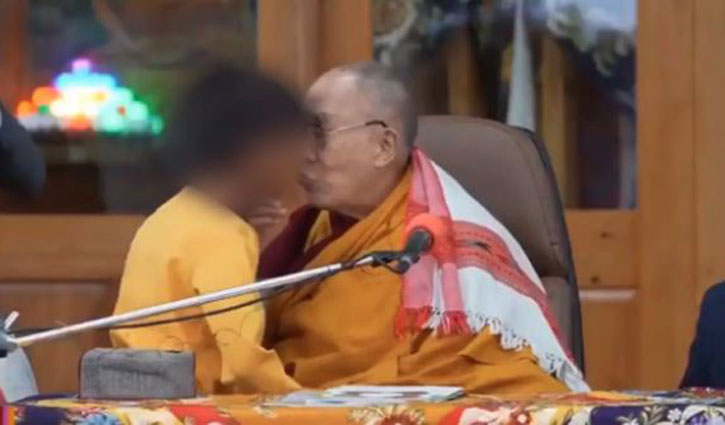 শিশুকে ‘জিভ চুষতে’ বললেন দালাই লামা