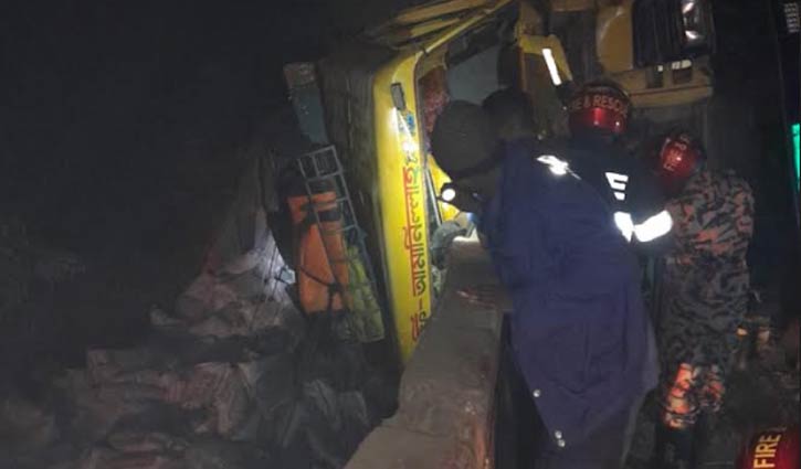 ব্রিজের সঙ্গে ট্রাকের ধাক্কা, নিহত ২