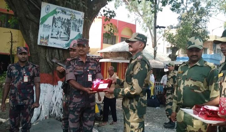 হিলি সীমান্তে বিজিবি-বিএসএফ মিষ্টি বিনিময় 
