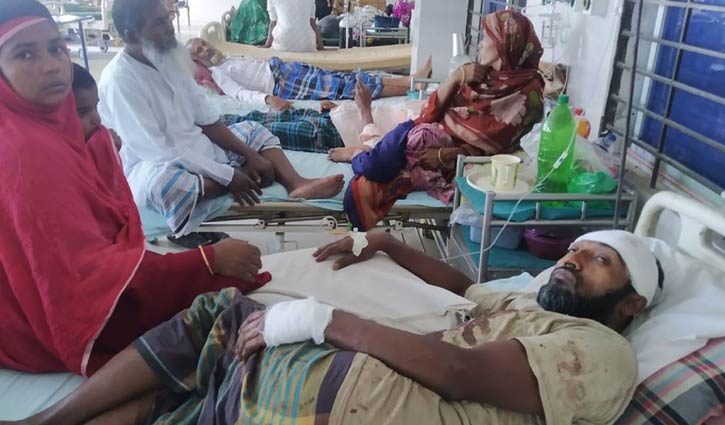 জমি নিয়ে বিরোধ: অন্তঃসত্ত্বাসহ ৩ জনকে কুপিয়ে আহত