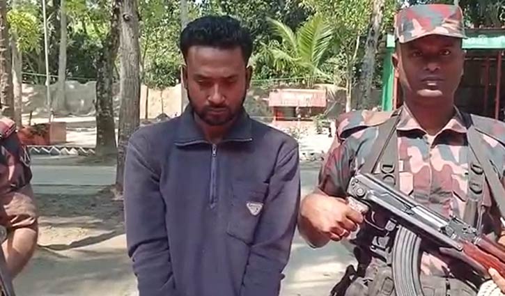 ১৩ স্বর্ণের বার জব্দ, পাচারকারী গ্রেপ্তার