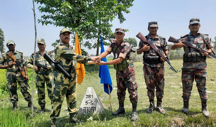 পাঁচবিবি সীমান্তে বিজিবি-বিএসএফ ঈদ শুভেচ্ছা বিনিময়