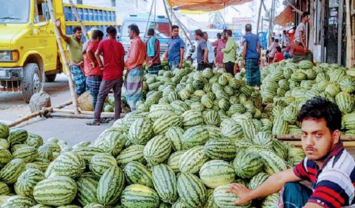 তরমুজে লেগেছে গরমের তাপ