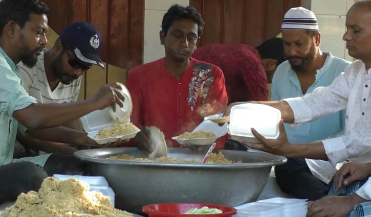 প্রতিদিন বিরিয়ানি দিয়ে ইফতার করেন ৪০০ অসহায় মানুষ 