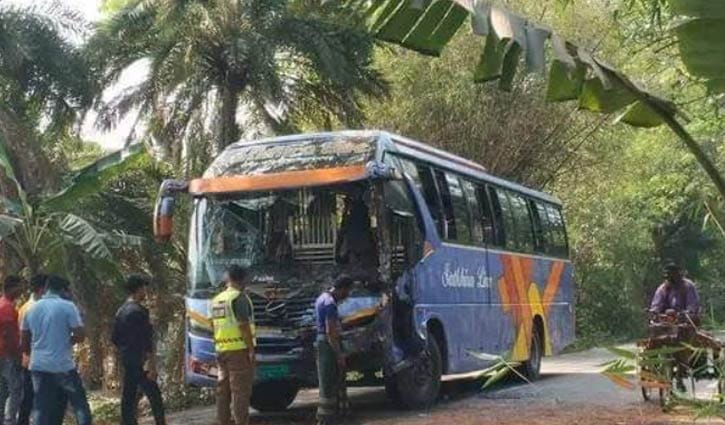 মাগুরায় সড়ক দুর্ঘটনায় যুবক নিহত, আহত ১১