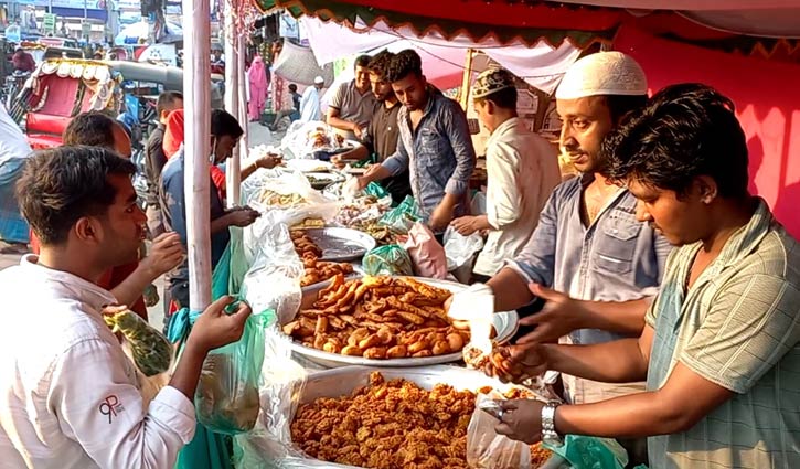 মানিকগঞ্জে জমজমাট ইফতার বাজার, দাম বাড়তি