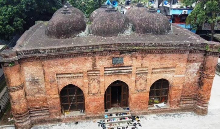 সংস্কারের অভাবে জীর্ণ ৫৪৪ বছরের বাবা আদম মসজিদ