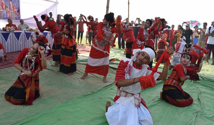 উৎসবরে রঙে রঙিন পাহাড়