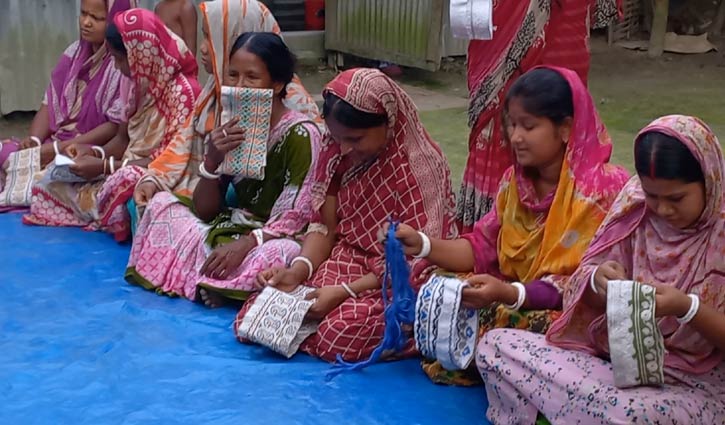 কাউনিয়ার নারীদের হাতে তৈরি টুপি রপ্তানি হচ্ছে ২০ দেশে 