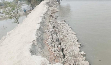 সরু হয়ে আসছে বেড়িবাঁধ, যে কোনো সময় ভাঙার আতঙ্ক  