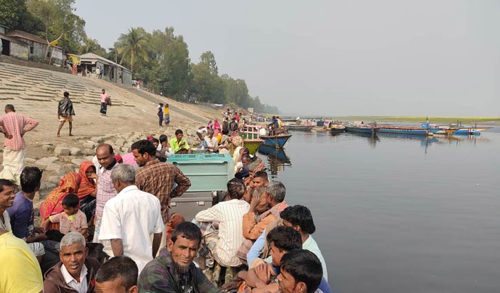 অবৈধভাবে খেয়াঘাট ইজারা দেওয়ায় ইউএনওকে শোকজ