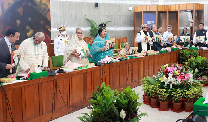 বঙ্গবন্ধুকে নিয়ে লেখা দুটি বইয়ের মোড়ক উন্মোচন করলেন প্রধানমন্ত্রী