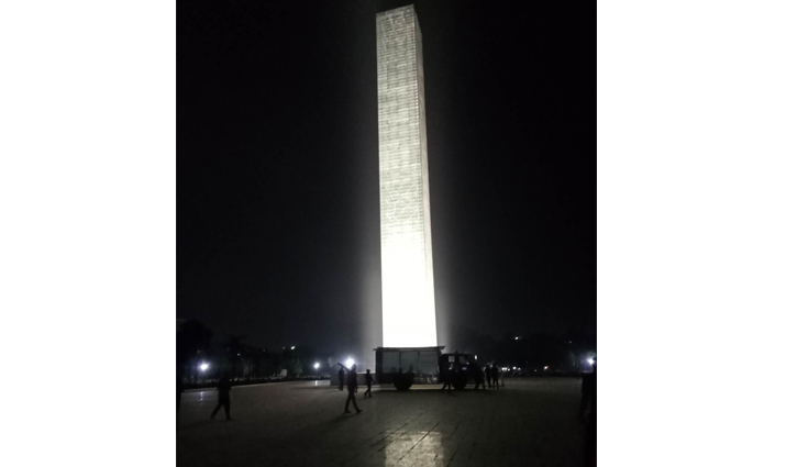 সোহরাওয়ার্দী উদ্যানে গ্লাস টাওয়ারে উঠে গেছে এক ব্যক্তি