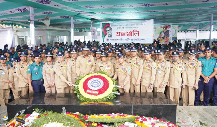 বঙ্গবন্ধুর প্রতিকৃতিতে পুলিশ সার্ভিস অ্যাসোসিয়েশনের শ্রদ্ধা