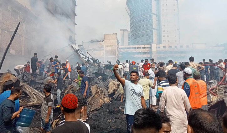 পোড়া ক্ষত সারিয়ে ঘুরে দাঁড়ানোর চেষ্টা ব্যবসায়ীদের