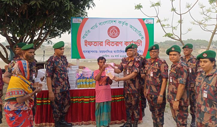 স্বাধীনতা দিবসে ৩০০ অসহায় পেল বিজিবির ইফতার স্বাধীনতা দিবসে ৩০০ অসহায় পেল বিজিবির ইফতার