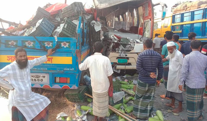 বিরামপুরে বাস-পিকআপ সংঘর্ষ, দুই চালক নিহত