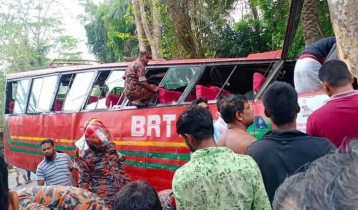 Two killed as bus hits electric pole in Jhalakati