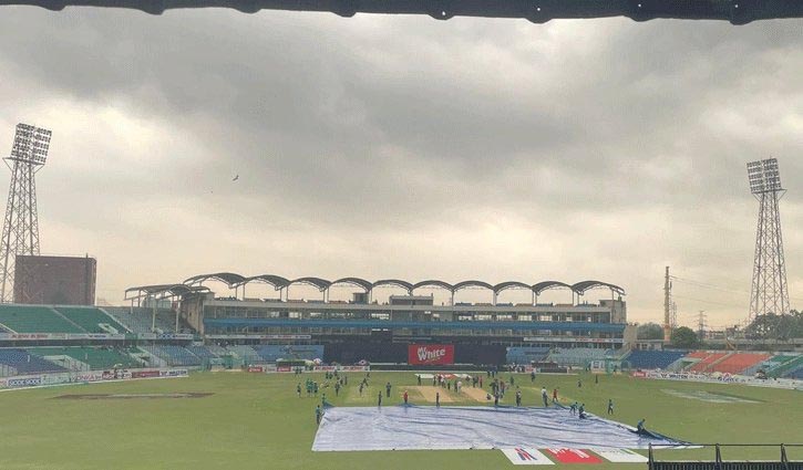 Rain starts after toss