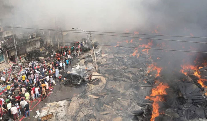 ৫ ঘণ্টায়ও নিয়ন্ত্রণে আসেনি বঙ্গবাজারের আগুন