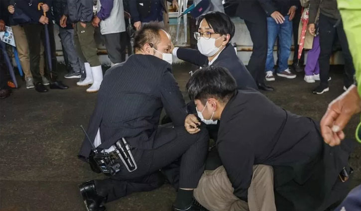 জাপানের প্রধানমন্ত্রীকে লক্ষ্য করে ‘স্মোক বোমা’, অল্পের জন্য রক্ষা