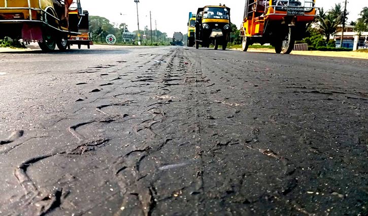 যশোরে অতিরিক্ত তাপমাত্রায় গলে যাচ্ছে রাস্তার বিটুমিন