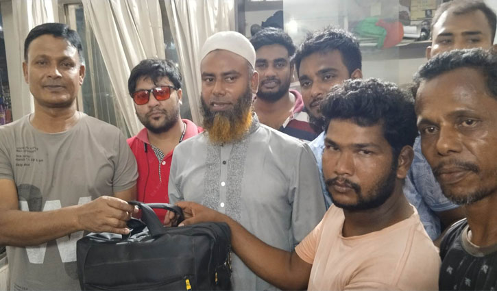 কুড়িয়ে পাওয়া পৌনে ৪ লাখ টাকা ফেরত দিলেন ছটু