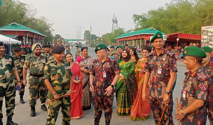 বিজিবি-বিএসএফ ‘রিট্রিট প্যারেড’ অনুষ্ঠিত