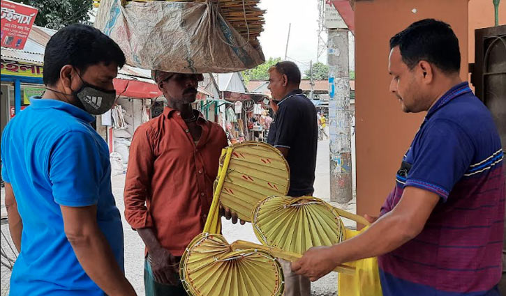 তাপদগ্ধ জীবনে কদর বেড়েছে হাতপাখার