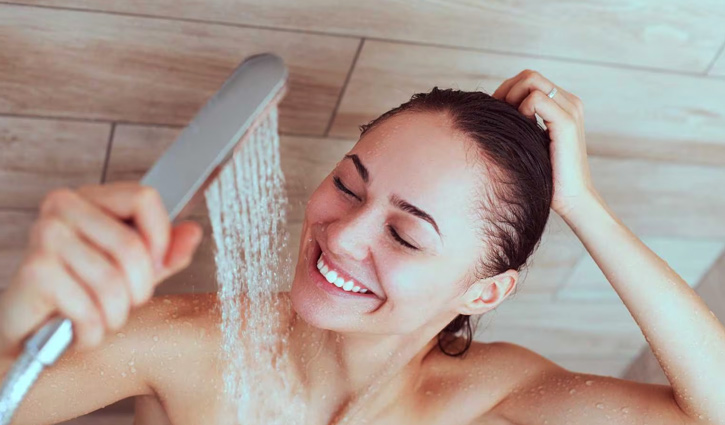 গরমে যে কারণে গরম পানিতে গোসল করবেন