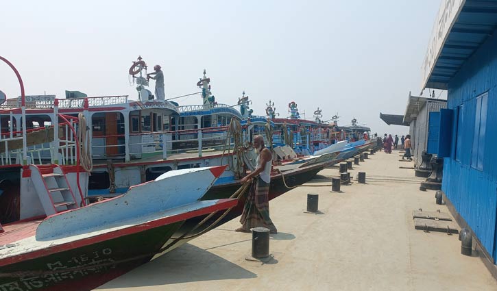 ভোগান্তি ছাড়া পাটুরিয়ায় ফেরি পারাপার, যাত্রীর অপেক্ষায় লঞ্চ