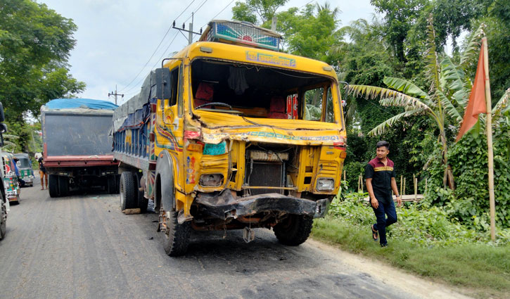 লক্ষ্মীপুরে পৃথক সড়ক দুর্ঘটনায় চালকসহ নিহত ২