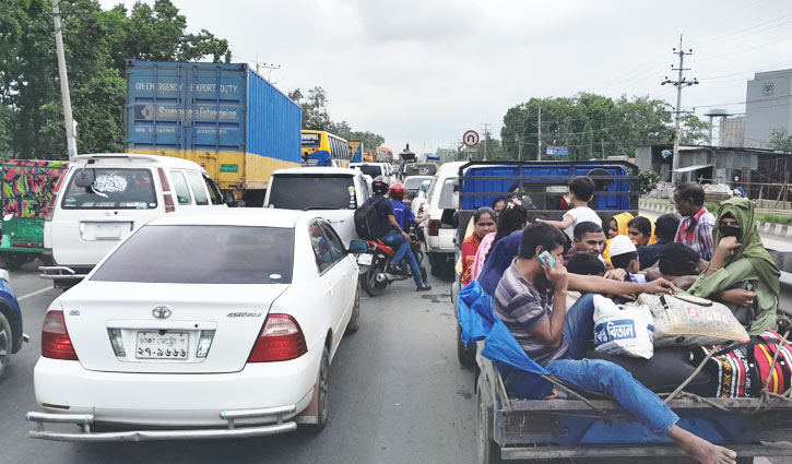 গাজীপুরে মহাসড়কে বেড়েছে যাত্রীর চাপ, যান চলাচলে ধীরগতি 