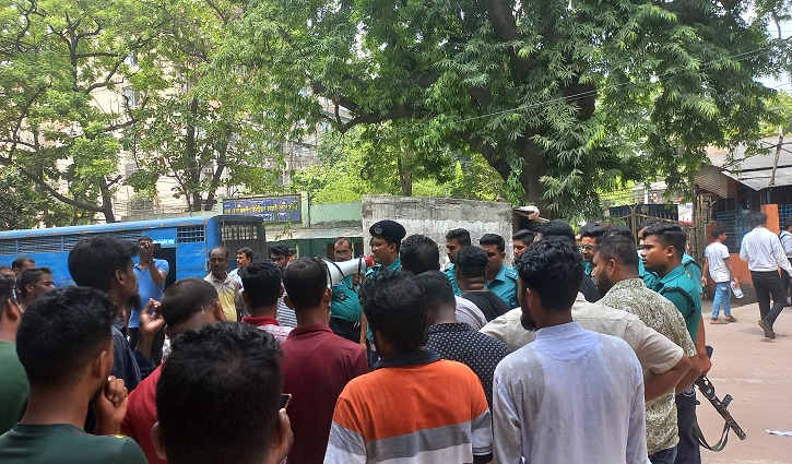 পুলিশের কঠোর বার্তা, আদালত প্রাঙ্গণ ছাড়লো যুবদল নেতাকর্মীরা