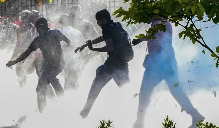 শ্রীলঙ্কায় বিক্ষোভকারীদের ওপর পুলিশের টিয়ার গ্যাস