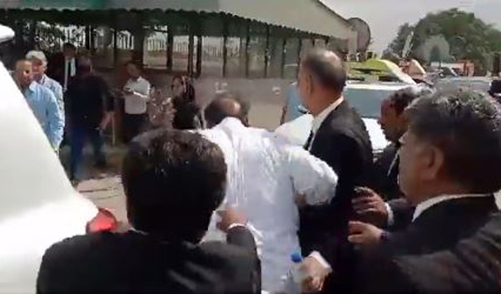 গ্রেপ্তারের ভয়ে ইমরানের দলের নেতার আদালতের ভেতরে দৌড়