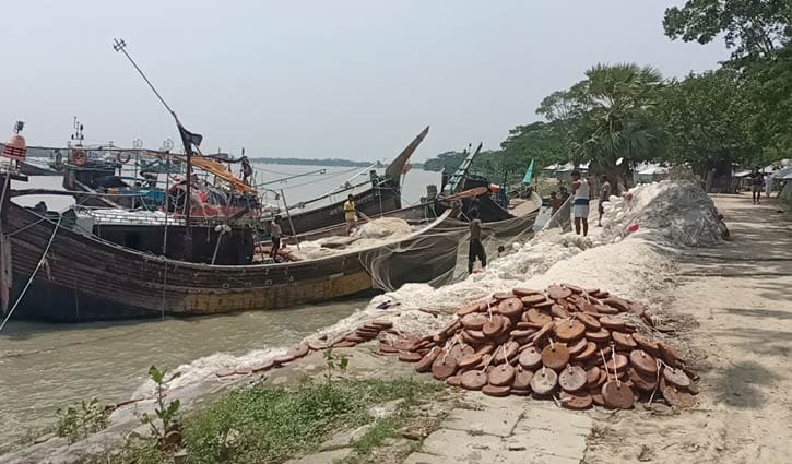 নিষেধাজ্ঞায় বেকার জেলেরা, মেলেনি সহায়তা