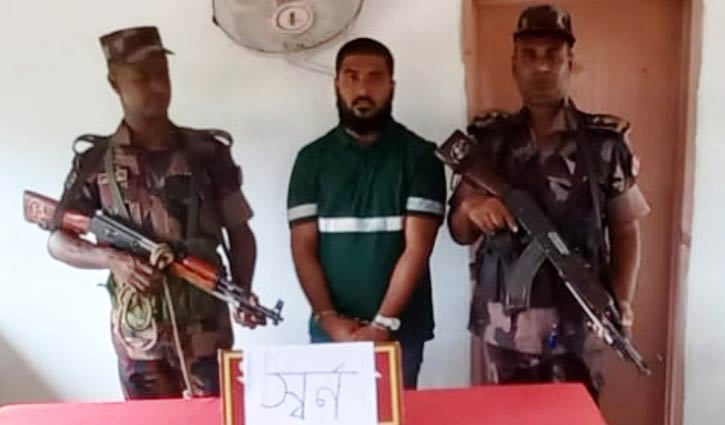 মোটরসাইকেলের সিটের নিচে মিললো স্বর্ণের বার