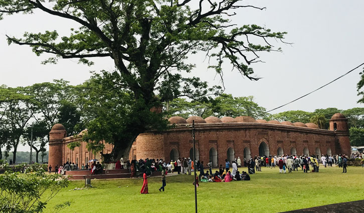 বাগেরহাটে ঈদের প্রধান জামাত ষাটগম্বুজ মসজিদে