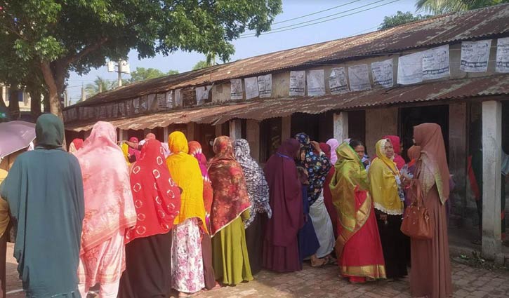 গাজীপুরে ভোট কেন্দ্রগুলোতে নারীর উপস্থিতি বেশি