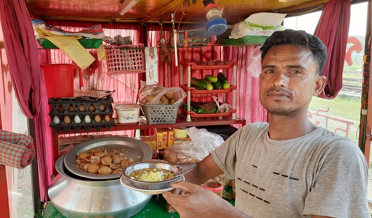 ফুচকা-চটপটিতে কুতুবের আয় ২৫ হাজার টাকা ফুচকা-চটপটিতে কুতুবের আয় ২৫ হাজার টাকা