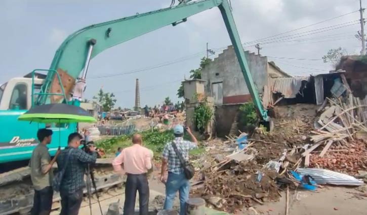 ধলেশ্বরী তীরে দ্বিতীয় দিনেও অবৈধ স্থাপনা উচ্ছেদ