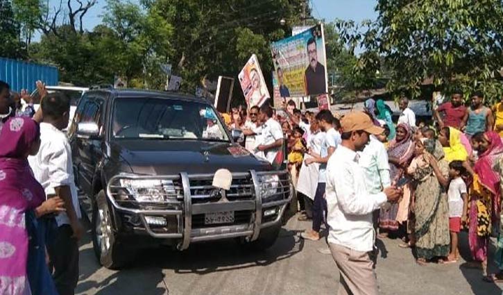 মনোনয়নের দাবিতে জিএম কাদেরের গাড়ির পথরোধ