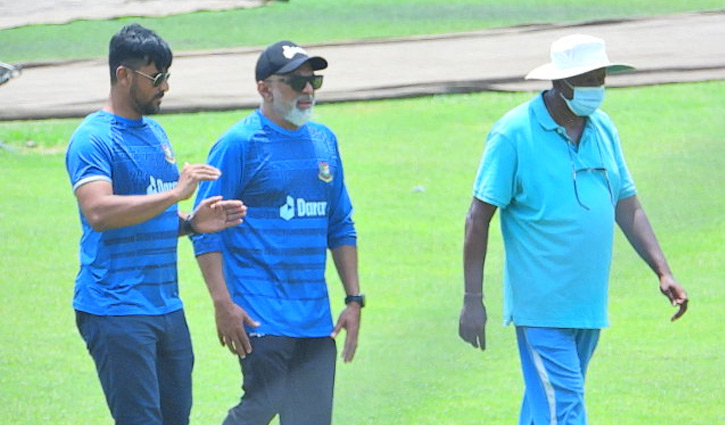 দেশে ফিরেই উইকেট দেখায় ব্যস্ত হাথুরুসিংহে