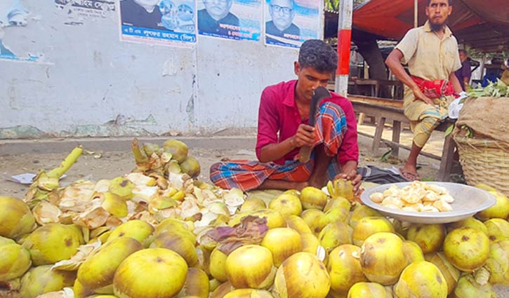 গরমে সিরাজগঞ্জে চাহিদা বেড়েছে তালের শাঁসের