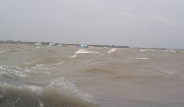 পদ্মায় ৪৮ গরুবোঝাই ট্রলারডুবি