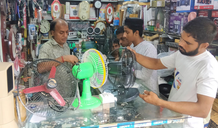 ঝালকাঠিতে চার্জার ফ্যানের দোকানে ভিড়