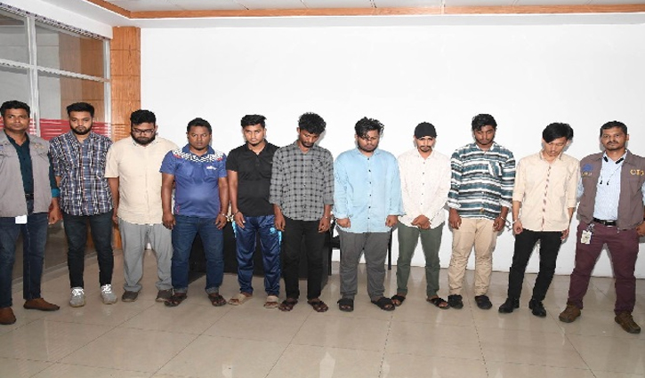 ‘পমপম গ্রুপে’ গোপন ভিডিও ছড়িয়ে টাকা চাইতো তারা